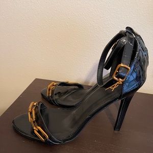 Black heeled sandals with chain like new